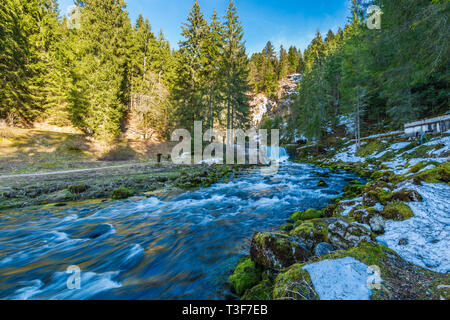 Mouthe (zentral-östlichen Frankreich): Der Doubs Fluss im Herzen der Haut-Jura Regionaler Naturpark. Stockfoto