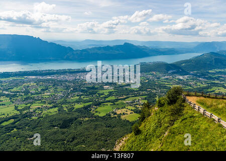 Die Stadt Aix-les-Bains und Der See von Le Bourget (Frankreich) Übersicht aus der Revard Belvedere (1562 m) im Herzen des Bauges Regional Natu Stockfoto