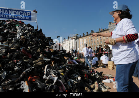 Pyamid Schuhe, Handicap International Anti-Minen Tag, Lyon, Frankreich Stockfoto