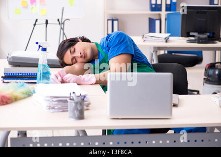Männliche gutaussehenden professionelle Reinigungsmittel, die im Büro Stockfoto