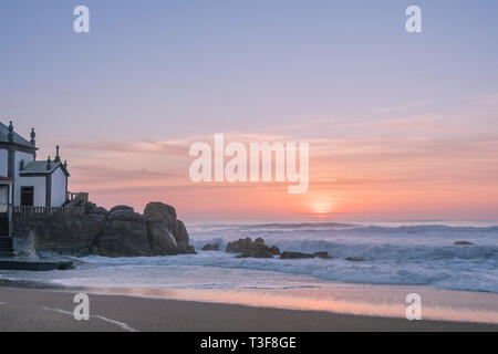 Sonnenuntergang von der Kapelle auf dem Strand in der Nähe von Miramar, Oporto, Portugal Stockfoto
