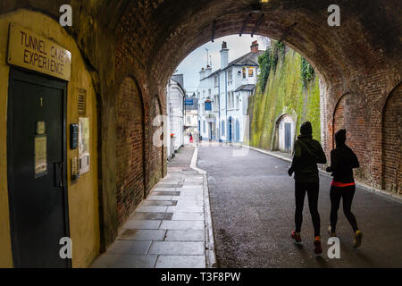 Reigate, Großbritannien - 23 Januar, 2019 - Frauen in den Tunnel Stockfoto