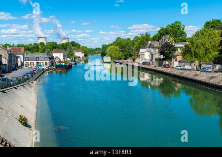 Nogent-sur-Seine (Frankreich): die Ufer der Seine mit der Kühltürme von Reaktoren des Kernkraftwerks Nogent-Werk im Hinterg Stockfoto