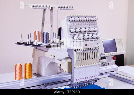 12 Nadel kompakte Stickmaschine. Industrielle Stickerei Stockfoto
