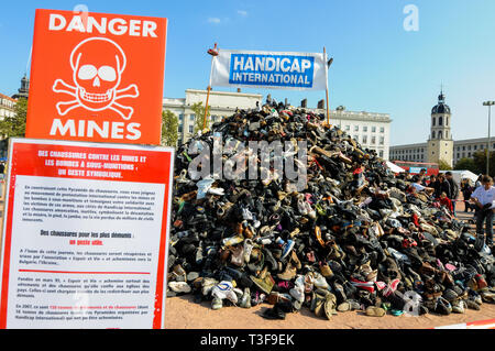 Pyamid Schuhe, Handicap International Anti-Minen Tag, Lyon, Frankreich Stockfoto