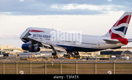 Richmond, British Columbia, Kanada. 7 Apr, 2019. Einen British Airways Boeing 747-400 (G-CIVT) breit - Körper jetliner Landung auf dem Internationalen Flughafen von Vancouver. Credit: bayne Stanley/ZUMA Draht/Alamy leben Nachrichten Stockfoto