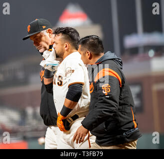 San Francisco, Kalifornien, USA. 08 Apr, 2019. San Francisco Giants linken Feldspieler Gerardo Parra (8) ist nicht geholfen, das Feld durch Manager Bruce Bochy (15) und einem Trainer, nachdem er von einem Pitch getroffen werden, während ein MLB-Spiel zwischen den San Diego Padres und die San Francisco Giants bei Oracle Park in San Francisco, Kalifornien. Valerie Shoaps/CSM/Alamy leben Nachrichten Stockfoto