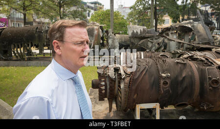 09 April 2019, Vietnam, Hanoi: Bodo Ramelow (Linke), Ministerpräsident von Thüringen, besuche die B52 Sieg Museum und steht vor der Überreste eines US-Bomber abgeschossen. Das Museum, benannt nach dem US-Bomber vom Typ B-52, befasst sich mit der Geschichte der Vietnam Krieg mit den USA. Bei der 7-tägigen Reise, rund 100 Vertreter aus Wirtschaft, Wissenschaft und Politik Besuch in Hanoi und Ho Chi Minh City (Saigon), mit dem Fokus auf die Rekrutierung von Fachkräften für Thüringer Unternehmen. Foto: Michael Reichel/dpa Stockfoto