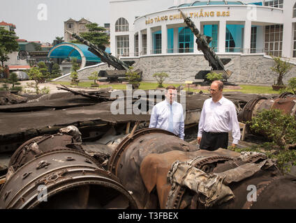 09 April 2019, Vietnam, Hanoi: Bodo Ramelow (l, links), Ministerpräsident von Thüringen, und Christian Berger, Deutscher Botschafter in Hanoi, besuchen Sie die B52 Sieg Museum und zwischen die Überreste eines US-Bomber abgeschossen. Das Museum, benannt nach dem US-Bomber vom Typ B-52, befasst sich mit der Geschichte der Vietnam Krieg mit den USA. Bei der 7-tägigen Reise, rund 100 Vertreter aus Wirtschaft, Wissenschaft und Politik Besuch in Hanoi und Ho Chi Minh City (Saigon), mit dem Fokus auf die Rekrutierung von Fachkräften für Thüringer Unternehmen. Foto: Michael Reichel/dpa Stockfoto