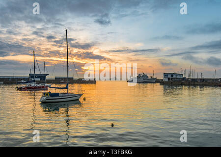 Sonnenaufgang am Hafen von Penzance mit dem scillonian Passagierfähre und St. Michaels mount in der Ferne Stockfoto