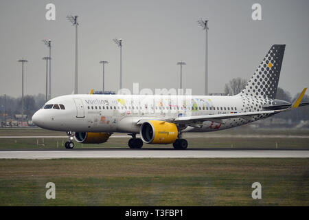 München, Deutschland. 08 Apr, 2019. Eg - NAJ Vueling Airbus A 320-271 N Brötchen zum take-off. Der Flugverkehr, fliegen.Luftfahrt. Franz Josef Strauss Flughafen München. Muenchen. | Verwendung der weltweiten Kredit: dpa/Alamy leben Nachrichten Stockfoto