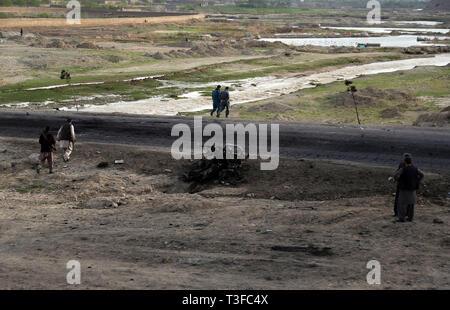 Bagram, Afghanistan. 9 Apr, 2019. Afghanische Sicherheitskräfte Mitglieder prüfen Sie die Website von einem Angriff in der Nähe der Luftwaffenstützpunkt Bagram in der Provinz Parwan, Afghanistan, April 9, 2019. Etwa fünf Personen, darunter drei US-Soldaten und ein US-Auftragnehmer und einem Angreifer, getötet und mindestens acht Menschen verletzt nach einem Selbstmord Auto Bombenanschlag in der Nähe einer grossen Koalition Basis im Osten Afghanistans am Montag, sagten die Behörden Dienstag. Quelle: Xinhua/Alamy leben Nachrichten Stockfoto