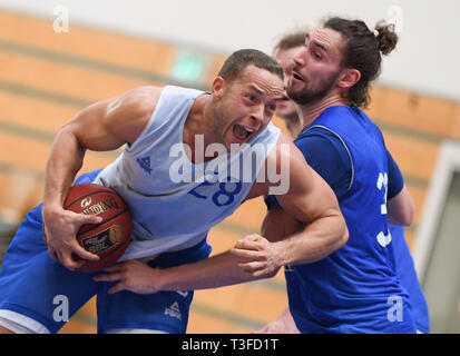 09 April 2019, Hessen, Frankfurt/Main: Andrej Mangold (l), 'TV Bachelor', wird von Marco Völler während des Trainings der Basketballmannschaft Fraport Skyliners angegriffen. Mangold setzt seine Karriere in Frankfurt. Foto: Arne Dedert/dpa Stockfoto