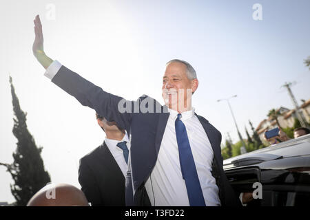 Rosh Haayin, Israel. 9 Apr, 2019. Ex-Army Chief Benny Gantz, einer der Führer der Blauen und Weißen Partei, Wellen zu seinen Anhängern nach seiner Stimmabgabe in Rosh Haayin, in der Nähe von Tel Aviv, Israel, am 9. April 2019. Israel am Dienstag morgen gestartet Tag - lange allgemeine Wahlen im ganzen Land seinen nächsten Parlament zu wählen und die Premiership entscheiden. Credit: Jini/Xinhua/Alamy leben Nachrichten Stockfoto