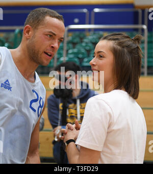 09 April 2019, Hessen, Frankfurt/Main: Andrej Mangold, "TV-Bachelor', und seine Freundin Jennifer Lange stehen zusammen nach dem Training der Basketballmannschaft Fraport Skyliners. Mangold setzt seine Karriere in Frankfurt. Foto: Arne Dedert/dpa Stockfoto