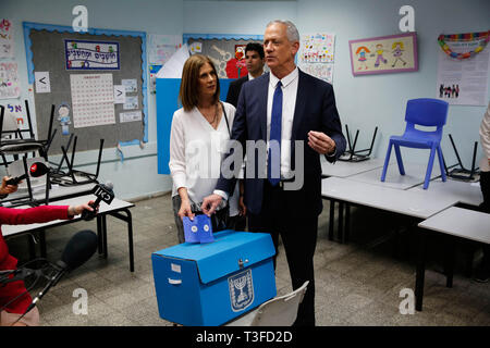 Rosh Haayin, Israel. 9 Apr, 2019. Ex-Army Chief Benny Gantz (R), einer der Führer der Blauen und Weißen Partei, und seine Frau Revital Gantz Internet-Publikumspreis in Rosh Haayin, in der Nähe von Tel Aviv, Israel, am 9. April 2019. Israel am Dienstag morgen gestartet Tag - lange allgemeine Wahlen im ganzen Land seinen nächsten Parlament zu wählen und die Premiership entscheiden. Credit: Gil Cohen Magen/Xinhua/Alamy leben Nachrichten Stockfoto