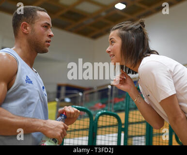 09 April 2019, Hessen, Frankfurt/Main: Andrej Mangold, "TV-Bachelor', und seine Freundin Jennifer Lange stehen zusammen nach dem Training der Basketballmannschaft Fraport Skyliners. Mangold setzt seine Karriere in Frankfurt. Foto: Arne Dedert/dpa Stockfoto