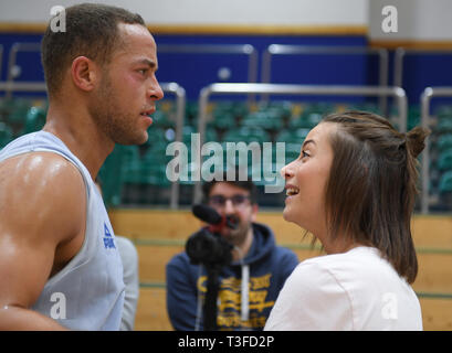 09 April 2019, Hessen, Frankfurt/Main: Andrej Mangold, "TV-Bachelor', und seine Freundin Jennifer Lange stehen zusammen nach dem Training der Basketballmannschaft Fraport Skyliners. Mangold setzt seine Karriere in Frankfurt. Foto: Arne Dedert/dpa Stockfoto