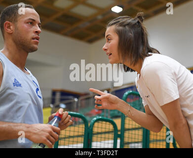 09 April 2019, Hessen, Frankfurt/Main: Andrej Mangold, "TV-Bachelor', und seine Freundin Jennifer Lange stehen zusammen nach dem Training der Basketballmannschaft Fraport Skyliners. Mangold setzt seine Karriere in Frankfurt. Foto: Arne Dedert/dpa Stockfoto