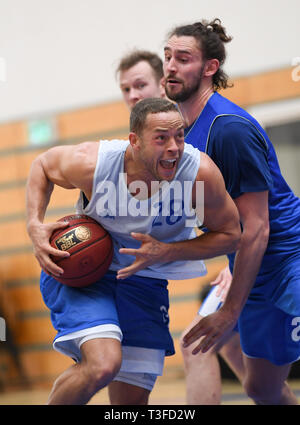 09 April 2019, Hessen, Frankfurt/Main: Andrej Mangold (l), 'TV Bachelor', wird von Marco Völler während des Trainings der Basketballmannschaft Fraport Skyliners angegriffen. Mangold setzt seine Karriere in Frankfurt. Foto: Arne Dedert/dpa Stockfoto