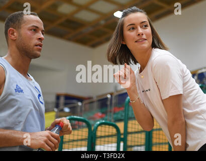 09 April 2019, Hessen, Frankfurt/Main: Andrej Mangold, "TV-Bachelor', und seine Freundin Jennifer Lange stehen zusammen nach dem Training der Basketballmannschaft Fraport Skyliners. Mangold setzt seine Karriere in Frankfurt. Foto: Arne Dedert/dpa Stockfoto