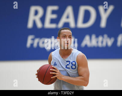 09 April 2019, Hessen, Frankfurt/Main: Andrej Mangold, "TV-Bachelor', beteiligt sich an der Ausbildung der Basketballmannschaft Fraport Skyliners. Mangold setzt seine Karriere in Frankfurt. Foto: Arne Dedert/dpa Stockfoto