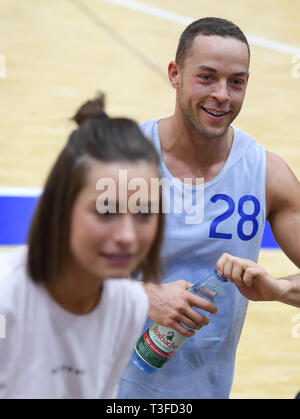 09 April 2019, Hessen, Frankfurt/Main: Andrej Mangold, "TV-Bachelor', und seine Freundin Jennifer Lange stehen zusammen nach dem Training der Basketballmannschaft Fraport Skyliners. Mangold setzt seine Karriere in Frankfurt. Foto: Arne Dedert/dpa Stockfoto