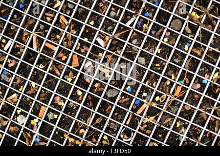 Berlin, Deutschland. 28. März, 2019. Gitter mit Müll, Deutschland, Berlin, 28. März 2019. Credit: Frank Mai | Nutzung weltweit/dpa/Alamy leben Nachrichten Stockfoto