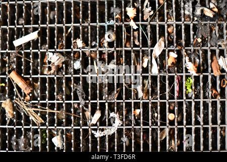 Berlin, Deutschland. 28. März, 2019. Gitter mit Müll, Deutschland, Berlin, 28. März 2019. Credit: Frank Mai | Nutzung weltweit/dpa/Alamy leben Nachrichten Stockfoto