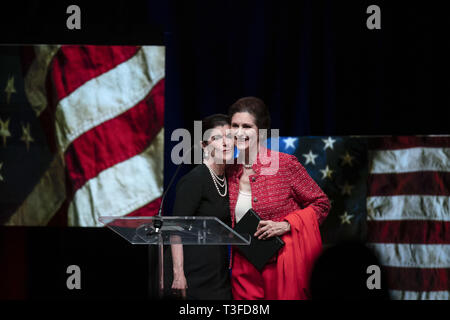 Austin, Texas, USA. 8 Apr, 2019. Luci Baines Johnson, l, und Lynda Johnson Robb, Tochter des ehemaligen Präsidenten Lyndon Baines Johnson die LBJ Bibliothek in drei Tag' "Gipfeltreffen auf Rennen'' in Austin öffnen. Der Gipfel untersucht die Bemühungen der LBJ im Bereich der Bürgerrechte und Gleichstellung von Frauen und Männern in den 60er begann. Credit: Bob Daemmrich/ZUMA Draht/Alamy leben Nachrichten Stockfoto