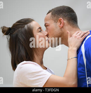 Frankfurt am Main, Deutschland. 09 Apr, 2019. Andrej Mangold, "TV-Bachelor', küsst seine Freundin Jennifer Lange nach dem Training mit Fraport Skyliners, ein Deutscher Basketball Team. Mangold setzt seine Karriere in Frankfurt. Quelle: dpa Picture alliance/Alamy leben Nachrichten Stockfoto