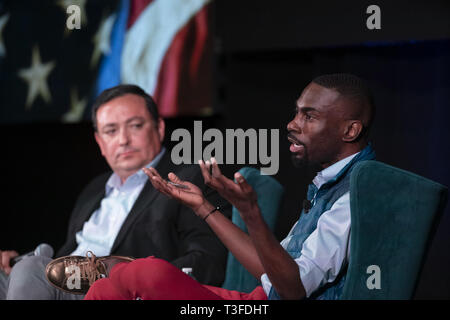 Austin, Texas, USA. 8 Apr, 2019. Schwarze Leben Angelegenheit Aktivist DeRay McKesson hilft die LBJ Bibliothek des ''Summit auf Rennen'' offen auf eine Strafverfolgung panel mit Houston Police Chief Kunst Acevedo. McKesson, Gründer der Kampagne Null, arbeitet zu beseitigen, was er sagt, ungerechtfertigte sind Polizei shootings und aggressiven Polizei Taktik. Credit: Bob Daemmrich/ZUMA Draht/Alamy leben Nachrichten Stockfoto