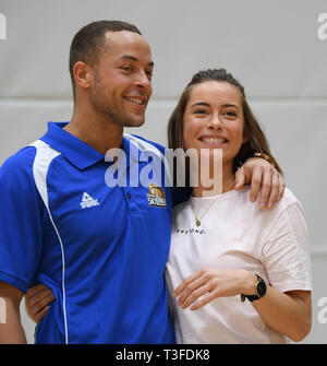 Frankfurt am Main, Deutschland. 09 Apr, 2019. Andrej Mangold, "TV-Bachelor', und seine Freundin Jennifer Lange stehen zusammen nach dem Training der Basketballmannschaft Fraport Skyliners. Mangold setzt seine Karriere in Frankfurt. Quelle: dpa Picture alliance/Alamy leben Nachrichten Stockfoto