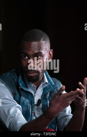 Austin, Texas, USA. 8 Apr, 2019. Schwarze Leben Angelegenheit Aktivist DeRay McKesson hilft die LBJ Bibliothek des ''Summit auf Rennen'' offen auf eine Strafverfolgung panel mit Houston Police Chief Kunst Acevedo. McKesson, Gründer der Kampagne Null, arbeitet zu beseitigen, was er sagt, ungerechtfertigte sind Polizei shootings und aggressiven Polizei Taktik. Credit: Bob Daemmrich/ZUMA Draht/Alamy leben Nachrichten Stockfoto