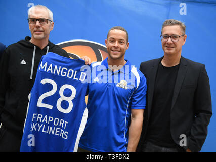 Frankfurt am Main, Deutschland. 09 Apr, 2019. Head Coach Gordon Herbert (l) und Gunnar Wöbke (r), Managing Partner von Fraport Skyliners, ihre Newcomer Andrej Mangold, 'TV Bachelor', auf einer Pressekonferenz der Baketball Bundesliga Team. Mangold setzt seine Karriere in Frankfurt. Quelle: dpa Picture alliance/Alamy leben Nachrichten Stockfoto