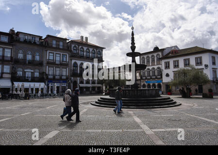 Ponte de Lima, Portugal. 6 Apr, 2019. Die Menschen sind zu Fuß, Platz der Republik, ein Wahrzeichen eines der ältesten Vila/Stadt Portugals. Ponte De Lima ist eine der ältesten Städte von Portugal und für die barocke Architektur bekannt, alte Häuser, historische Sehenswürdigkeiten, schöne Gärten und einen Teil der Vinho verde route Credit: Omar Marques/SOPA Images/ZUMA Draht/Alamy leben Nachrichten Stockfoto