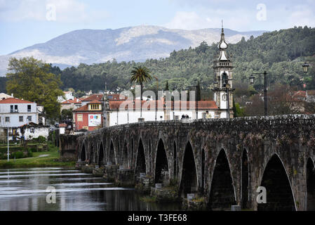 Ponte de Lima, Portugal. 6 Apr, 2019. Einen Überblick über die mittelalterliche Brücke über den Fluss Lima und Santo Antonio Da Torre Velha Kirche. Ponte De Lima ist eine der ältesten Städte von Portugal und für die barocke Architektur bekannt, alte Häuser, historische Sehenswürdigkeiten, schöne Gärten und einen Teil der Vinho verde route Credit: Omar Marques/SOPA Images/ZUMA Draht/Alamy leben Nachrichten Stockfoto