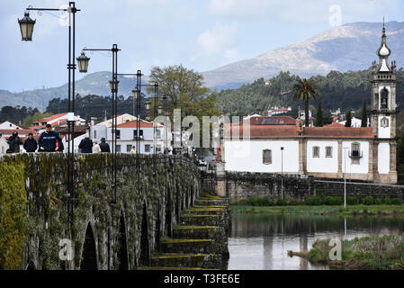 Ponte de Lima, Portugal. 6 Apr, 2019. Einen Überblick über die mittelalterliche Brücke über den Fluss Lima und Santo Antonio Da Torre Velha Kirche. Ponte De Lima ist eine der ältesten Städte von Portugal und für die barocke Architektur bekannt, alte Häuser, historische Sehenswürdigkeiten, schöne Gärten und einen Teil der Vinho verde route Credit: Omar Marques/SOPA Images/ZUMA Draht/Alamy leben Nachrichten Stockfoto