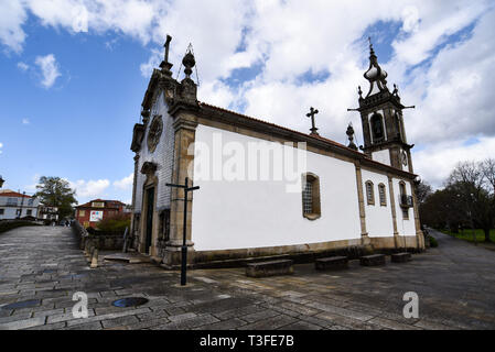 Ponte de Lima, Portugal. 6 Apr, 2019. Eine allgemeine Ansicht der Santo Antonio Da Torre Velha Kirche. Ponte De Lima ist eine der ältesten Städte von Portugal und für die barocke Architektur bekannt, alte Häuser, historische Sehenswürdigkeiten, schöne Gärten und einen Teil der Vinho verde route Credit: Omar Marques/SOPA Images/ZUMA Draht/Alamy leben Nachrichten Stockfoto