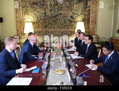 Brüssel, Belgien. 9 Apr, 2019. Chinesische Ministerpräsident Li Keqiang (2. R) trifft sich mit den belgischen Premierminister Charles Michel (2. L) in Brüssel, Belgien, 9. April 2019. Credit: Zhang Ling/Xinhua/Alamy leben Nachrichten Stockfoto