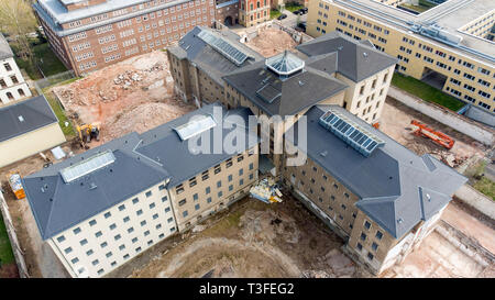 Chemnitz, Deutschland. 09 Apr, 2019. Die Abbrucharbeiten rund um den ehemaligen Kaßberg Gefängnis ist in vollem Gange (mit einer Drohne erfasst). Der Freistaat Sachsen beabsichtigt den Bau einer Gedenkstätte hier mit Millionen Euro bei der Finanzierung zu unterstützen. Der kaßberg Gefängnis war zu DDR-Zeiten als das "Tor zur Freiheit" bekannt. Der freie Erwerb von Gefangenen in der Bundesrepublik Deutschland wurde über das Gefängnis durchgeführt. Derzeit wird Gebäude auf dem Gelände, die nicht aufgeführt sind, werden abgerissen. Stadthäuser sind hier bis zum Jahr 2022 gebaut werden. Kredite: Jan Woitas/dpa-Zentralbild/dpa/Alamy leben Nachrichten Stockfoto