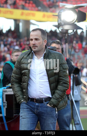 Eingereicht - 30. März 2019, Bayern, Nürnberg: Fußball: Bundesliga, 1.FC Nürnberg - FC Augsburg 27. Spieltag in Max Morlock Stadion. Der Augsburger coach Manuel Baum überquert den Hof, bevor das Spiel beginnt. Foto: Daniel Karmann/dpa Stockfoto