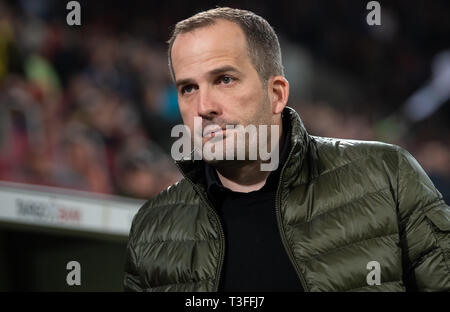 Augsburg, Deutschland. 02 Apr, 2019. Fussball: DFB-Pokal, FC Augsburg - RB Leipzig, Viertelfinale in der WWK Arena. Trainer Manuel Baum aus Augsburg kommt zu dem Stadion vor dem Spiel. Credit: Sven Hoppe/dpa/Alamy leben Nachrichten Stockfoto