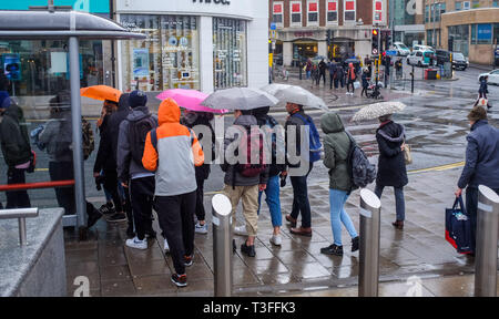 Brighton, UK. 09 Apr, 2019. Regenschirm Wetter in Brighton City Centre auf einem grauen regnerischen Tag an der Südküste, aber die Prognose wird in den nächsten Tagen in ganz Großbritannien: Simon Dack/Alamy Leben Nachrichten zu verbessern. Stockfoto