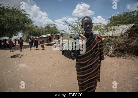 Kakuma, Kenia. Okt, 2018 19. Ein Mitglied der Turkana lokale Gemeinschaft in Kakuma Flüchtlingslager gesehen, Nordwesten Kenias. Kakuma ist die Heimat von Mitgliedern der lokalen Turkana Gemeinschaft und der nahe gelegenen Flüchtlingslagern Zuflucht rund 190.000 Flüchtlinge aus Ländern wie Äthiopien, Burundi, Somalia, Tansania und Uganda. Credit: Sally Hayden/SOPA Images/ZUMA Draht/Alamy leben Nachrichten Stockfoto