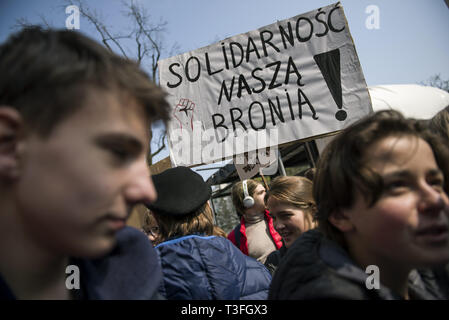 Warszawa, Mazowieckie, Polen. 9 Apr, 2019. Ein Student gesehen hält ein Plakat, Solidarität ist unsere Waffe während des Protestes. Von Montag, 8.April, nachdem man mit der Regierung zu sprechen, die Lehrer und die Gewerkschaften einen Streik in ganz Polen statt Anspruchsvolle für 30 Prozent mehr Lohn, etwa 70 % der Primar- und Sekundarschulen in ganz Polen Teil in einen unbefristeten Streik mit Kein Unterricht in den Schulen während der Protest stattgefunden haben. Credit: ZUMA Press, Inc./Alamy leben Nachrichten Stockfoto