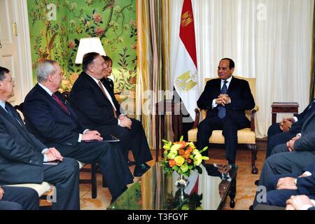 Washington DC, USA. 08 Apr, 2019. Us-Staatssekretär Mike Pompeo, Links, während eines bilateralen Treffens ägyptischen Präsidenten Abdel Fattah El-Sisi des US-Außenministeriums, in Washington, April 8, 2019, GLEICHSTROM, Credit: Planetpix/Alamy leben Nachrichten Stockfoto