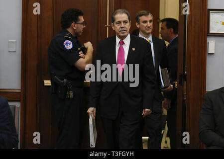 Washington DC, USA. 9 Apr, 2019. Vorsitzender des Haus Mittel Unterausschuß auf Handel, Justiz, Wissenschaft und verwandten Organisationen Jose Serrano (Demokrat von New York) kommt in die Abteilung des Gerichtshofs Budget Antrag auf Anhörung 2020 Am 9. April 2019 Credit: Stefani Reynolds/CNP/ZUMA Draht/Alamy leben Nachrichten Stockfoto