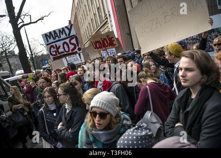 Warszawa, Mazowieckie, Polen. 9 Apr, 2019. Studenten gesehen werden, Treffen außerhalb des Ministeriums für Nationale Bildung, wie sie Teil während des Protestes. Von Montag, 8.April, nachdem man mit der Regierung zu sprechen, die Lehrer und die Gewerkschaften einen Streik in ganz Polen anspruchsvolle für 30 Prozent mehr Lohn, etwa 70 % der Primar- und Sekundarschulen in ganz Polen Teil in einen unbefristeten Streik mit Kein Unterricht in den Schulen während der Protest stattgefunden haben. Credit: ZUMA Press, Inc./Alamy leben Nachrichten Stockfoto