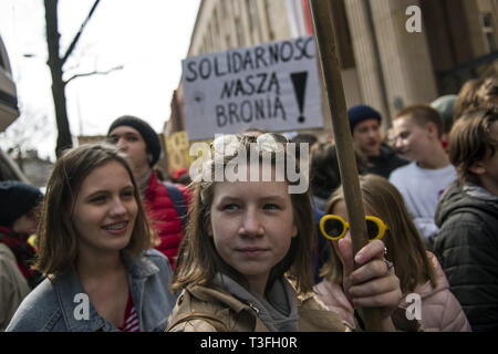 Warszawa, Mazowieckie, Polen. 9 Apr, 2019. Studenten gesehen werden, Treffen außerhalb des Ministeriums für Nationale Bildung, wie sie Teil während des Protestes. Von Montag, 8.April, nachdem man mit der Regierung zu sprechen, die Lehrer und die Gewerkschaften einen Streik in ganz Polen anspruchsvolle für 30 Prozent mehr Lohn, etwa 70 % der Primar- und Sekundarschulen in ganz Polen Teil in einen unbefristeten Streik mit Kein Unterricht in den Schulen während der Protest stattgefunden haben. Credit: ZUMA Press, Inc./Alamy leben Nachrichten Stockfoto